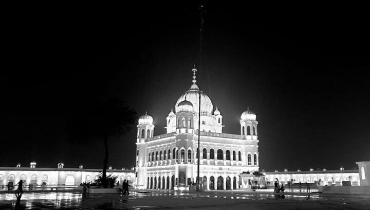 कल ही प्रधानमंत्री नरेंद्र मोदी ने बैंकॉक में भारतीय समुदाय के लोगों को संबोधित करते हुए कहा था कि गुरु नानक देव का संबंध केवल सिख धर्म से नहीं था, बल्कि उनके विचार पूरे विश्व एवं मानवता की धरोहर हैं. पीएम मोदी ने भारतीय मूल के लोगों के समारोह में गुरु नानक देव के 550 प्रकाश पर्व के अवसर पर उनकी याद में सिक्का जारी किया.(फोटो- @ImranKhanPTI)