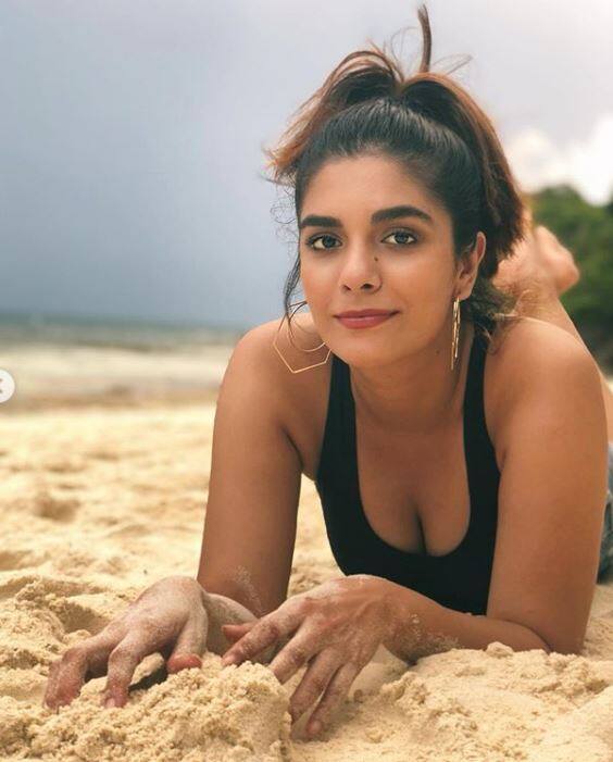  अपनी पर्सनल और प्रोफेशनल लाइफ से जुड़े सभी अप्डेट्स पूजा तस्वीरों के जरिए फैंस के साथ शेयर करती रहती हैं. (Photo Credit: @poojagor Instagram)