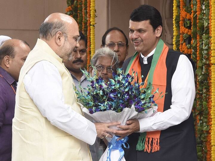 महाराष्ट्र में जारी सियासी ड्रामे के बीच अमित शाह से मिलेंगे फडणवीस, शिवसेना राज्यपाल से करेगी मुलाकात Devendra Fadnavis to meet party president Amit Shah Amid deadlock with Shiv Sena महाराष्ट्र में जारी सियासी ड्रामे के बीच अमित शाह से मिलेंगे फडणवीस, शिवसेना राज्यपाल से करेगी मुलाकात