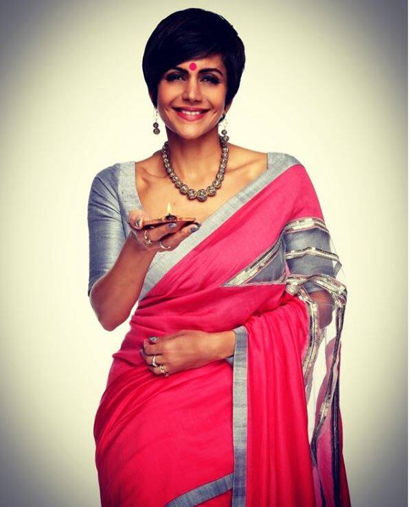 इंडियन हो या वेस्टर्न मंदिरा हर अंदाज में सबसे खूबसूरत नजर आती हैं. (Photo Credit: @mandirabedi Instagram)