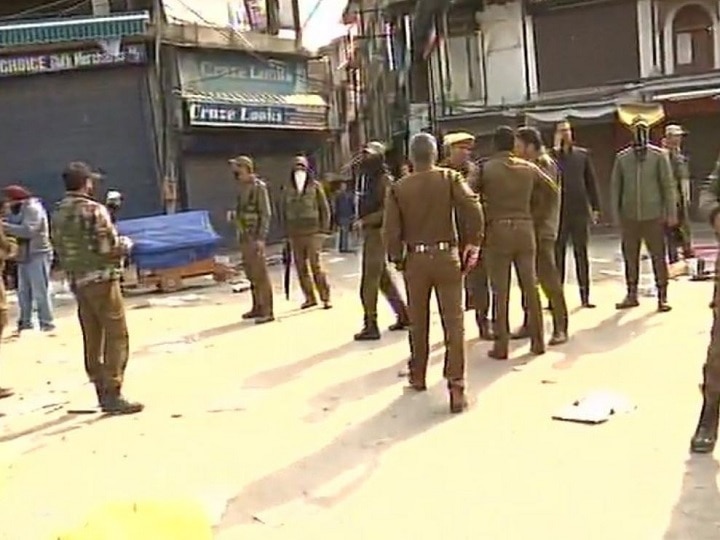 Jammu and Kashmir: One Dead and 12 injured in a grenade attack in a market on Maulana Azad Road in Srinagar जम्मू-कश्मीर: श्रीनगर में लाल चौक पर आतंकी हमले में एक की मौत, 13 नागरिक घायल