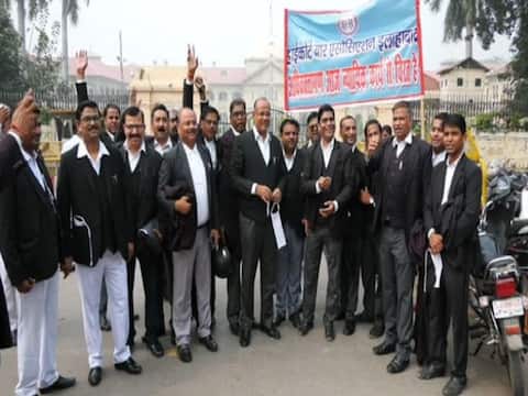 तीस हजारी कोर्ट मामला: हाईकोर्ट में भी वकीलों ने की हड़ताल, कामकाज ठप्प कर किया प्रदर्शन तीस हजारी कोर्ट मामला: हाईकोर्ट में भी वकीलों ने की हड़ताल, कामकाज ठप्प कर किया प्रदर्शन