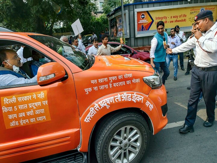 BJP Leader Vijay Goel Protest against Odd even scheme in Delhi दिल्ली: बीजेपी नेता विजय गोयल ने ऑड-ईवन के नियमों को तोड़ा, कटा 4000 रुपये का चालान
