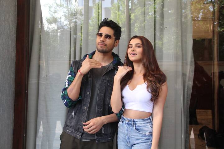 आज 'मरजावां' के प्रमोशन के दौरान सिद्धार्थ और तारा दोनों ही अलग अलग अंदाज़ में कई पोज़ देते नज़र आए. (तस्वीर: मानव मंगलानी)