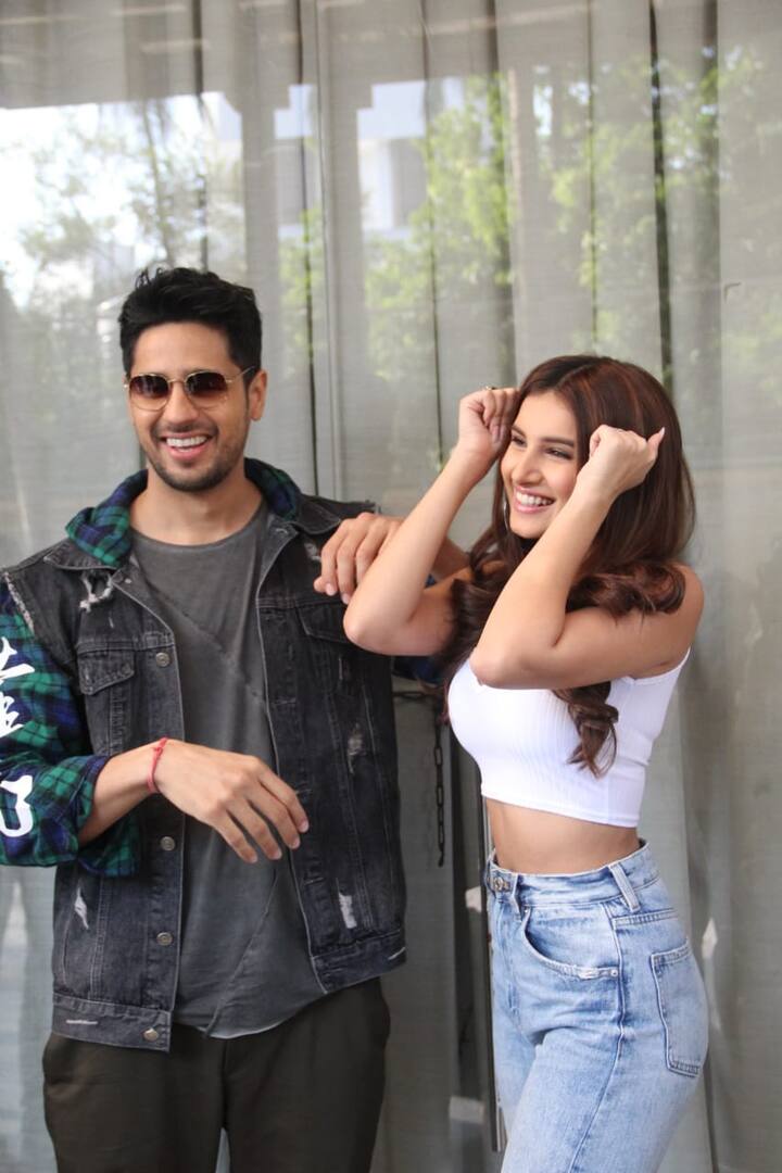 फिल्म के प्रमोशन के दौरान तारा और सिद्धार्थ ने जमकर मस्ती भी की. (तस्वीर: मानव मंगलानी)