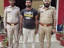 Photo: पुलिस की गिरफ्त में आए सट्टेबाज की टी शर्ट पर जो लिखा था, उसे पढ़कर आप हंसी नहीं रोक पाएंगे