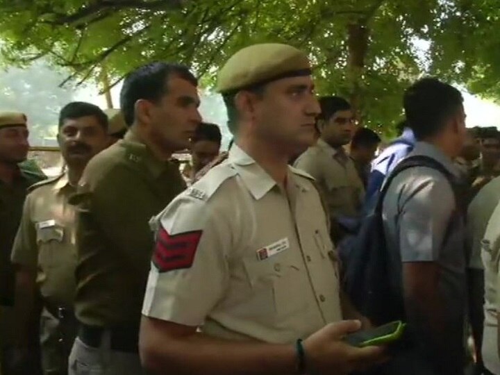 Delhi: Police personnel hold protest outside Police Head Quarters तीस हजारी झड़प: इंसाफ की मांग कर रहे पुलिस वालों ने PHQ को घेरा, DCP बोले- यहां आना बेकार नहीं जाएगा