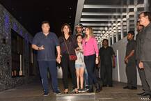 मुंबई में फैमिली के साथ डिनर करने पहुंचे रणबीर कपूर, देखें ये खास तस्वीरें