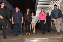 मुंबई में फैमिली के साथ डिनर करने पहुंचे रणबीर कपूर, देखें ये खास तस्वीरें