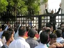 LIVE: प्रदर्शन कर रहे वकीलों ने 3 जिला अदालतों में काम ठप किया, दो ने खुदकुशी की कोशिश भी की