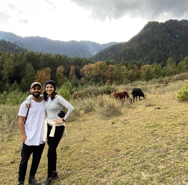 अनुष्का ने आगे लिखा, ''हमने वहां कुछ खास वक्त बिताया और चाय की चुस्की के साथ बातें की. जो मुझे और विराट को अच्छे से जानते हैं उन्हें पता है कि हमें इस तरह के असल खूबरसूरत लम्हे बहुत पसंद हैं. ये सादगी ही असली मनवता है. हमें इस अनुभव ने आनंद और शांति से भर दिया इसे हम हमेशा याद रखेंगे.'' (सभी तस्वीरें - इंस्टग्राम @anushkasharma)