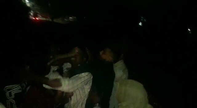 Drunk men beaten up in agra नशे में धुत युवक को किया गया निर्वस्त्र, जानें क्या है मामला