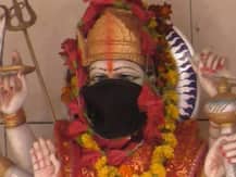 पीएम मोदी के संसदीय क्षेत्र वाराणसी में भी प्रदूषण, भगवान की मूर्तियों को पहनाए गए मास्क