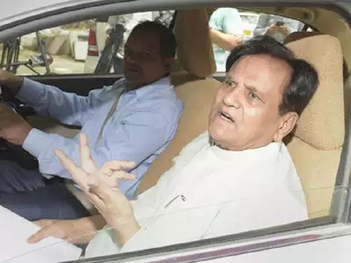 Congress leader Ahmed Patel meets Nitin Gadkari नितिन गडकरी से मिले अहमद पटेल, बोले- बातचीत में मैंने महाराष्ट्र का 'म' भी नहीं कहा