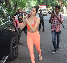 IN PICS: टोन्ड बॉडी शो करती नजर आईं जाह्ववी कपूर तो मीरा कपूर भी हुईं Spot