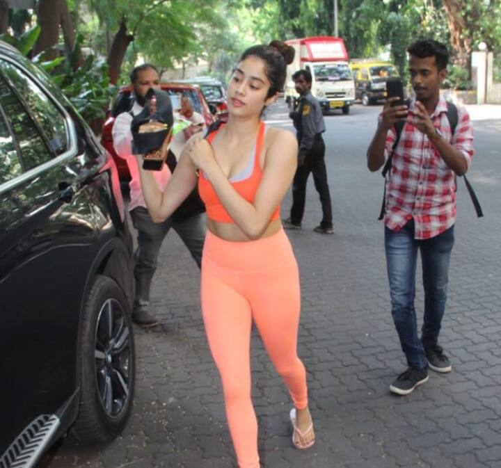 इस दौरान जिम के बाहर वो ऑल ऑरेंज अवतार में नजर आईं. जाह्नवी कपूर इस दौरान डार्क ऑरेंज अपर और लाइट ऑरेंज बॉटम में नजर आईं.