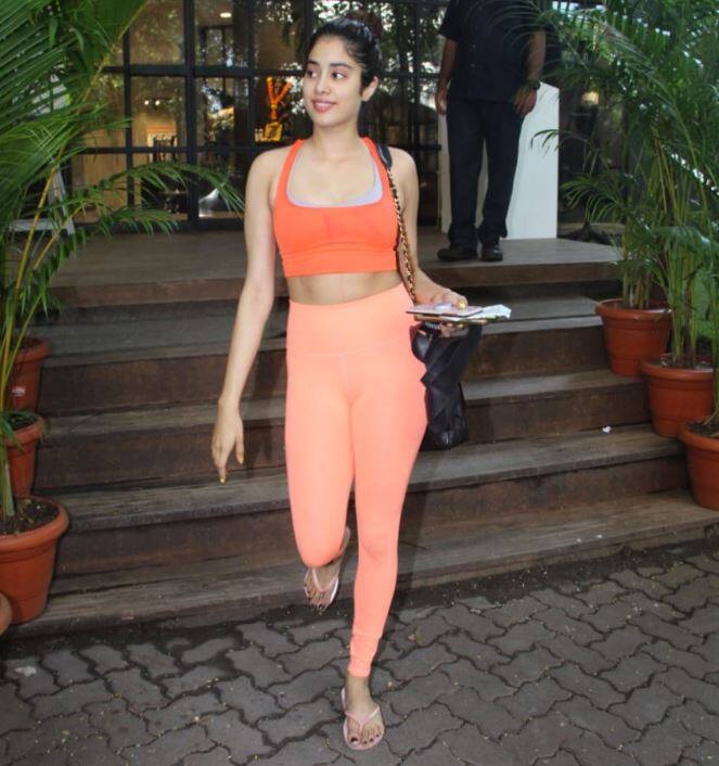 आप तस्वीरों में देख सकते हैं कि जाह्नवी किस अंदाज में अपनी टोन्ड बॉडी और एब्स को शो ऑफ कर रही हैं. 