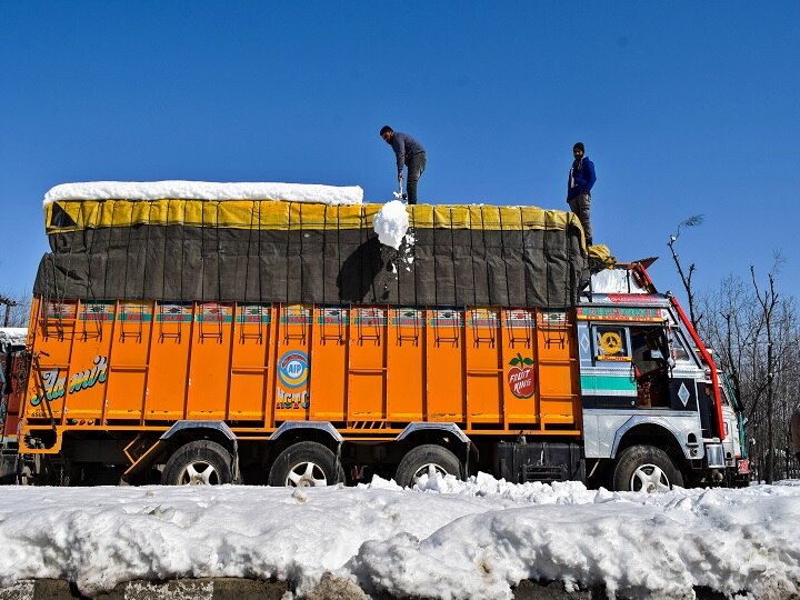 Snowfall in jammu kashmir Mughal Road Jam जम्मू-कश्मीरः बर्फबारी के बाद मुगल रोड जाम, यातायात बंद