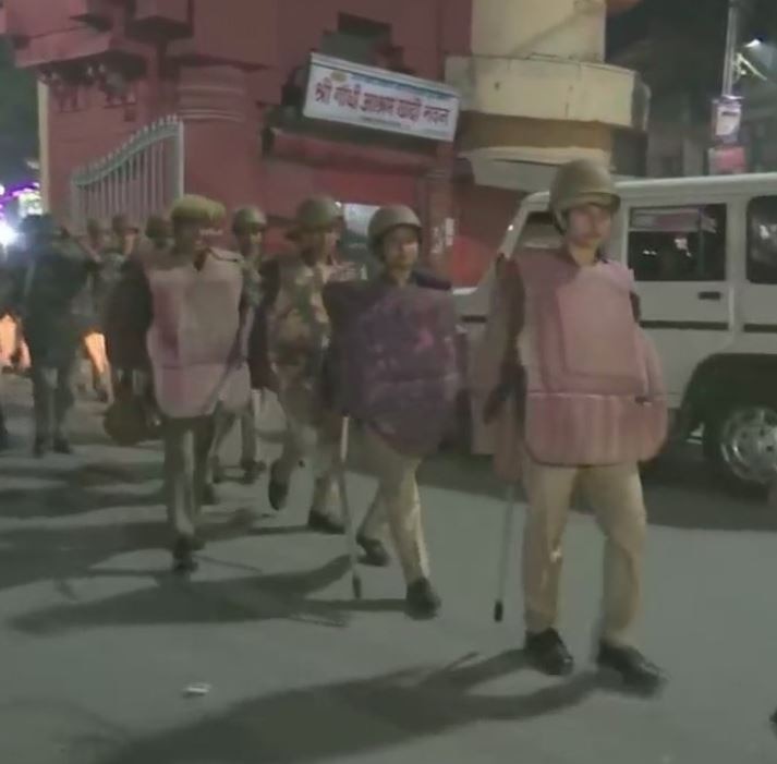 अयोध्या पर फैसले से पहले गोरखपुर में हलचल तेज, प्रशासन ने किया फ्लैग मार्च