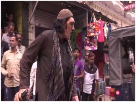 लखनऊ में अफगानी क्रिकेट फैन के लिए लंबाई बनी मुसीबत, भीड़ से बचने के लिए बुलानी पड़ी पुलिस लखनऊ में अफगानी क्रिकेट फैन के लिए लंबाई बनी मुसीबत, भीड़ से बचने के लिए बुलानी पड़ी पुलिस