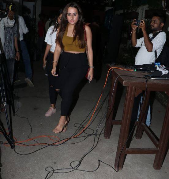 इस दौरान वहां वरुण धवन की गर्लफ्रेंड नताशा दलाल को भी स्पॉट किया गया. हालांकि इन दोनों ने साथ में एंट्र नहीं की.