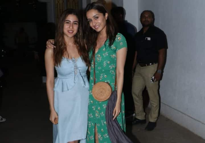 इस स्क्रिनिंग के दौरान सारा अली खान और श्रद्धा कपूर की खास ट्यूनिंग भी नजर आई.