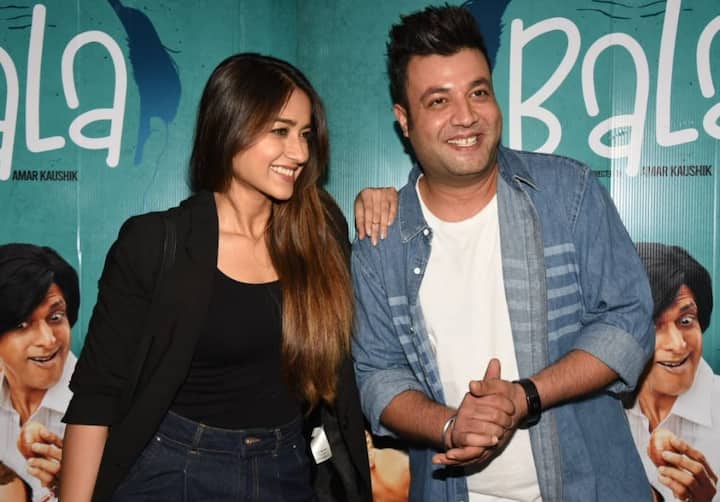 आप इस तस्वीर में देख सकते हैं कि इलियाना डिक्रूज और वरुण शर्मा कैमरों को पोज देते नजर आ रहे हैं.