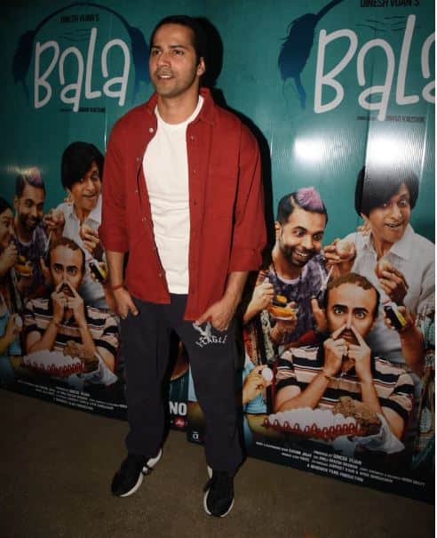 इसके अलावा वरुण धवन भी अपने दोस्त आय़ुष्मान खुराना की फिल्म की स्क्रिनिंग पर पहुंचे.