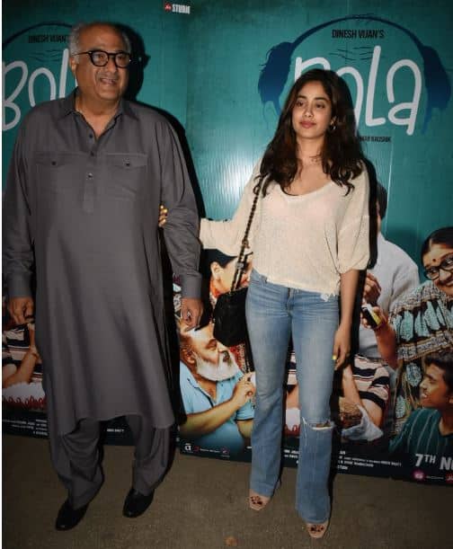 जाह्ववी कपूर इस स्क्रिनिंग में पापा बोनी कपूर के साथ नजर आईं. (सभी तस्वीरें - मानव मंगलानी)