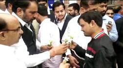 दिल्ली में वकीलों के रुख में दिखी नरमी, साकेत कोर्ट में वलोगों को सफेद फूल देकर किया स्वागत