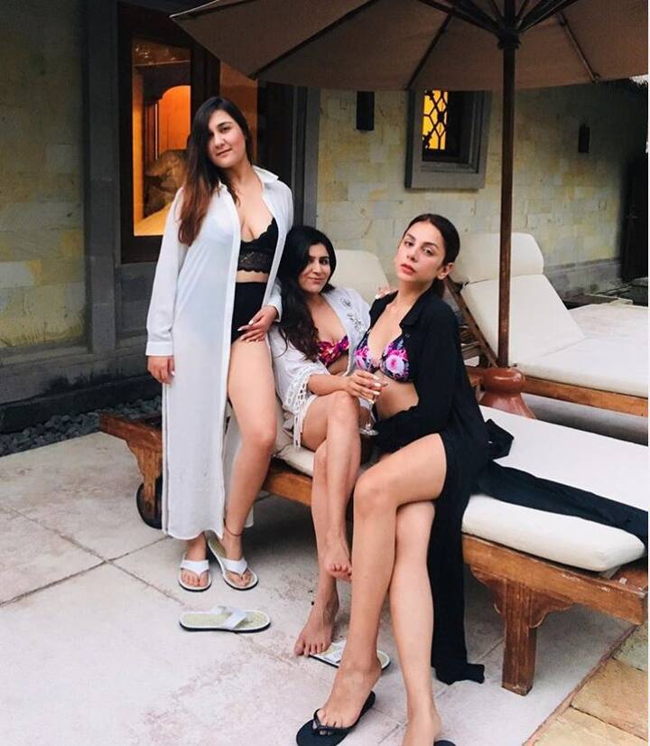 नितिभा इंस्टाग्राम पर काफी एक्टिव हैं. वह फिलहाल एक मॉडल बन गई हैं और ‘माइन एन यूर वेडिंग शो’ नाम के फेमस ब्रैंड के साथ अपना पहला काम भी शुरू कर चुकी हैं. (तस्वीर: इंस्टाग्राम/नितिभा कौल)