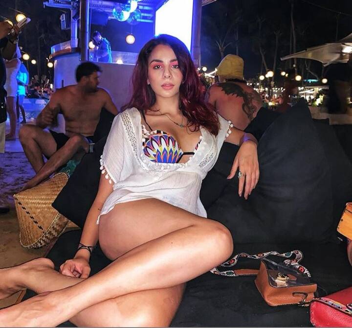 बिग बॉस-10 की 'अंग्रेजी गर्ल' और शो के विनर मनवीर गुर्जर की बेस्टफ्रेंड नितिभा कौल इन दिनों अपनी तस्वीरों की वजह से सुर्खियों में हैं. (तस्वीर: इंस्टाग्राम/नितिभा कौल)