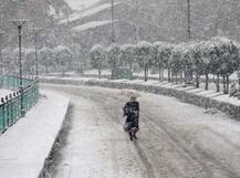 तस्वीरें: पहाड़ों पर सर्दियों का आगाज, जोरदार बर्फबारी के बाद श्रीनगर में बिजली और फोन सेवा ठप