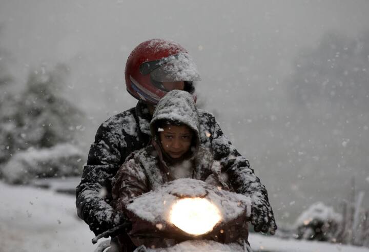 हालांकि बर्फ ने हाइवे पर गाडियां की आवाजाही भी ठप कर दी है.