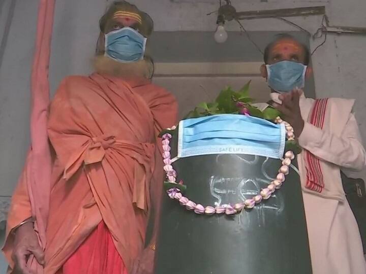 यूपी: वाराणसी में गहराया प्रदूषण संकट, तारकेश्वर मंदिर में ‘शिवलिंग’ को लगाया गया मास्क UP- Tarkeshwar Mahadev Temple in Varanasi is covered with a mask due to air pollution यूपी: वाराणसी में गहराया प्रदूषण संकट, तारकेश्वर मंदिर में ‘शिवलिंग’ को लगाया गया मास्क
