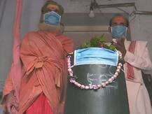 यूपी: वाराणसी में गहराया प्रदूषण संकट, तारकेश्वर मंदिर में ‘शिवलिंग’ को लगाया गया मास्क