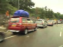 जम्मू में लगातार हो रही बर्फबारी से हाईवे पर फंसे लोग