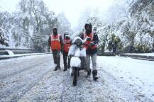 तस्वीरें: कश्मीर में बर्फबारी का दौर शुरू, कई मुख्य रास्ते बंद, बिजली सेवा भी ठप