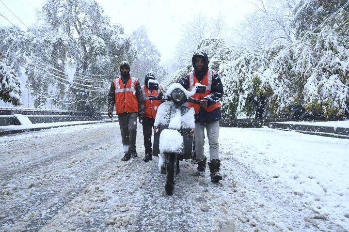 कश्मीर घाटी को जोड़ने वाले सारे रास्तों पर बर्फ ने ब्रेक लगा दी है.