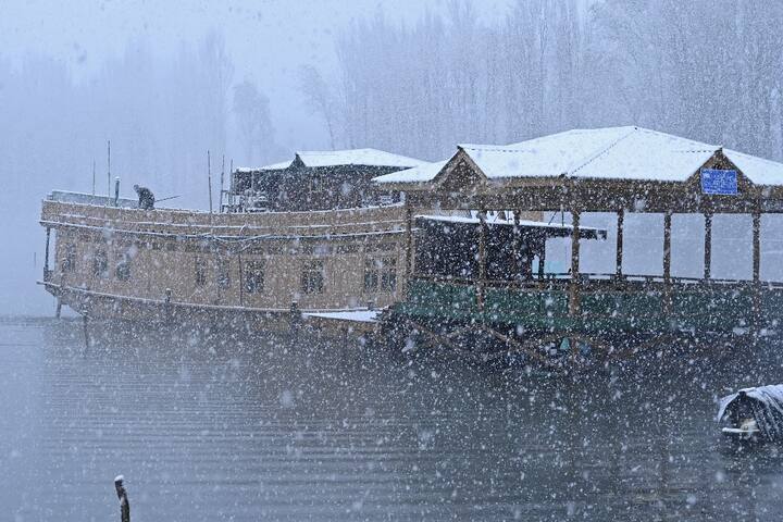 कश्मीर के अलावा हिमाचल प्रदेश में भी आसमान से बर्फ आफत बन कर बरस रही है.