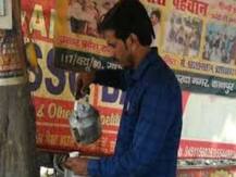 मिसाल: महबूब मलिक चाय बेचकर उठाते हैं 40 बच्चों की पढ़ाई का खर्च, लक्ष्मण के ट्वीट के बाद प्रशंसा