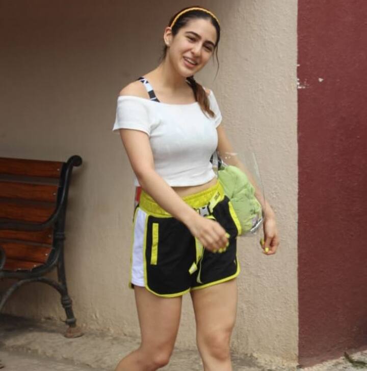 दिशा और मलाइका के अलावा सारा अली खान को भी जिम के बाहर स्पॉट किया गया. 