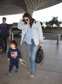 तस्वीरें: हाथ में तिरंगा लिए एयरपोर्ट पर मम्मी करीना के साथ दिखे तैमूर