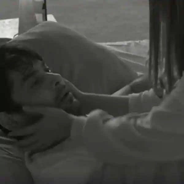 सिद्धार्थ ने शहनाज से पूछा कि वो ठीक तो हैं. शहनाज ने हां में जवाब दिया और सिद्धार्थ से पूछा वो कैसे हैं? इसके बाद शहनाज बेहद खास अंदाज में सिद्धार्थ के चेहरे को प्यार से अपने हाथों में थाम लिया. (Photo Credit: Instagram video Grab)