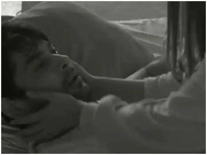 बिग बॉस के घर में सिद्धार्थ शुक्ला और शहनाज दोस्ती और नजदीकियों से तो सभी वाकिफ हैं. हालंकि शो में आए कुछ ट्विस्ट्स के कारण इस दोस्ती में दरार आ गई थी. सिद्धार्थ से दूर होने के बाद शहनाज घर में अकेली पड़ गई थीं और काफी परेशान भी थीं. इसके लिए शहनाज रात को जब सब सो रहे थे तो सिद्धार्थ के बिस्तर में गई जिससे पहले तो सिद्धार्थ डर गए. (Photo Credit: Instagram video Grab)