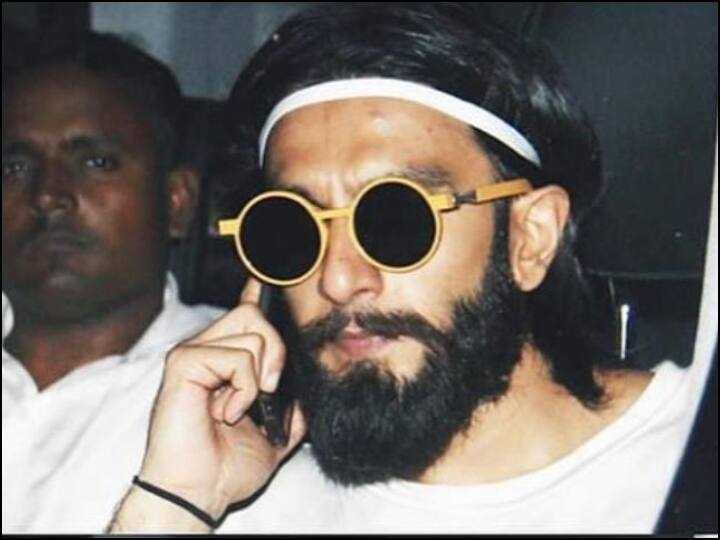 VIDEO: रणवीर सिंह को LIVE चैट पर यूजर्स कर रहे थे ट्रोल, एक्टर ने दिया करारा जवाब Ranveer singh hits back on trolls said why are you here VIDEO: रणवीर सिंह को LIVE चैट पर यूजर्स कर रहे थे ट्रोल, एक्टर ने दिया करारा जवाब