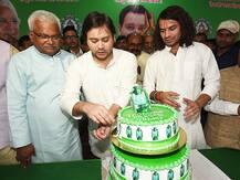 बिहार: तेजस्वी ने 30 पाउंड का केक काटकर मनाया जन्मदिन, बड़े भाई तेजप्रताप ने कुछ इस तरह दी बधाई