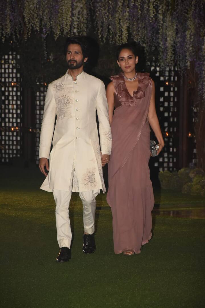 एक्टर शाहिद कपूर अपनी पत्नी मीरा राजपूत के साथ यहां पहुंचे.