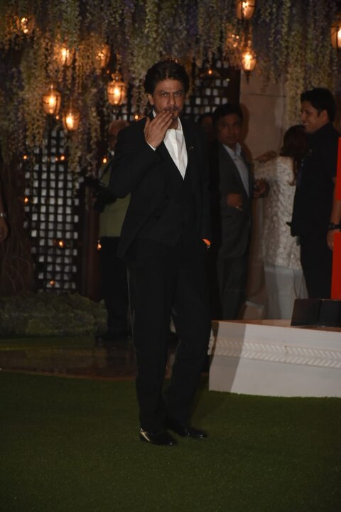 तस्वीरें: मुकेश अंबानी की पार्टी में बॉलीवुड सितारों ने लगाया चार चांद, SRK, एश्वर्या सहित ये बड़े स्टार्स पहुंचे