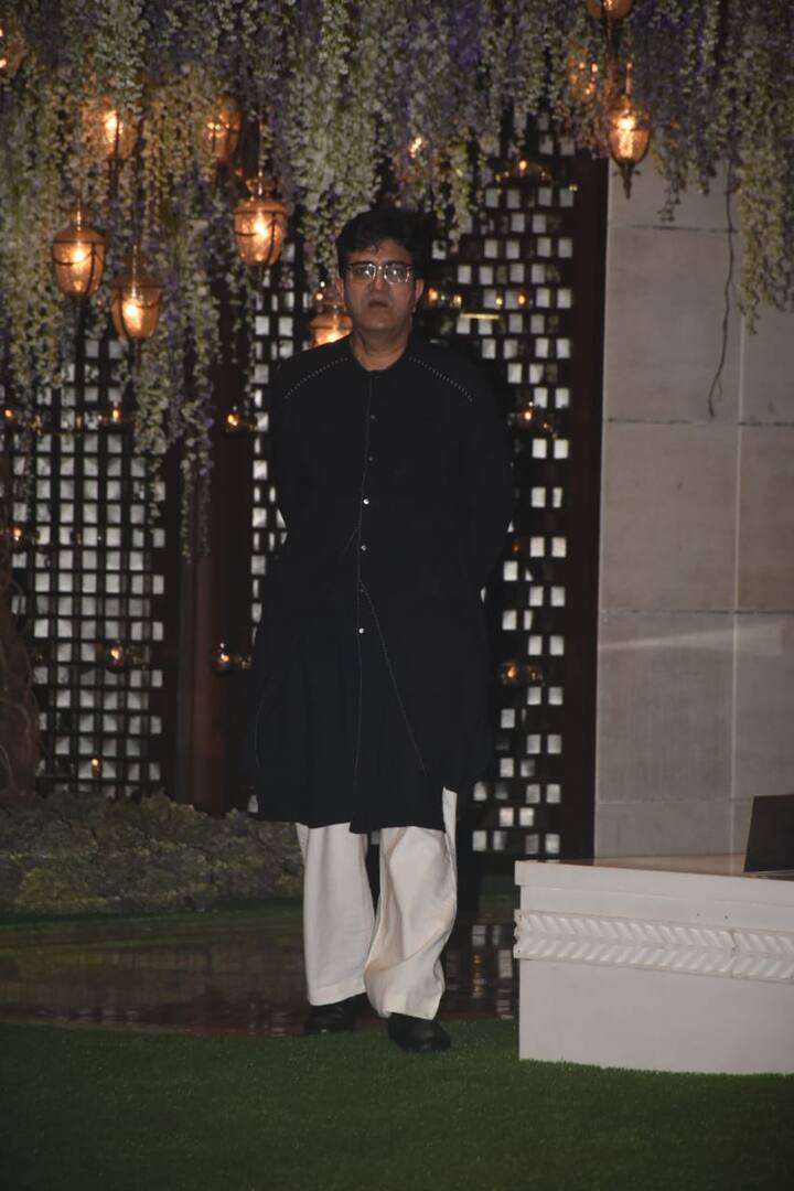 गीतकार और कवि प्रसून जोशी भी पार्टी में पहुंचे थे.